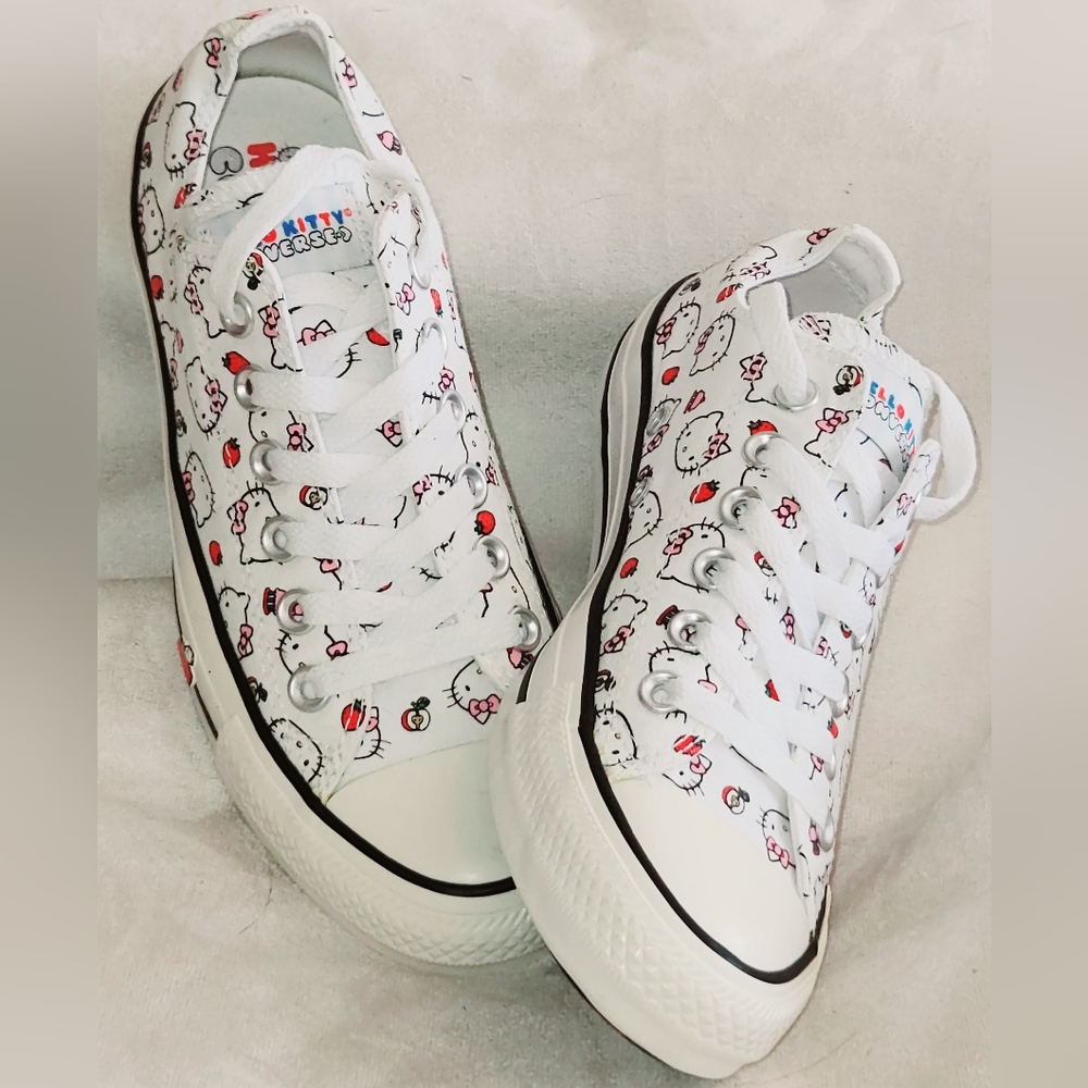 Low Top Hello Kitty Converse Chuck Taylor All Star Women Size 7 - Picture 1 of 7